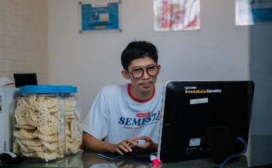 Belajar IT Sambil Jaga Warnet, Anak Pedagang Kerupuk Sabet Beasiswa SEMESTA