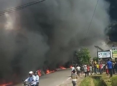 Gudang Minyak Ilegal di Kenali Besar dan Satu Unit Mobil Batu Bara Terbakar