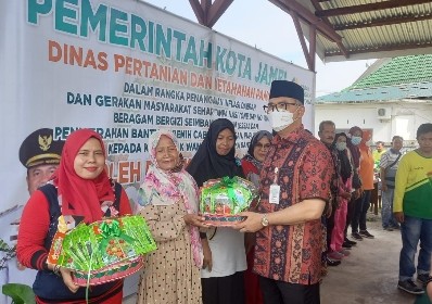 Kendalikan Inflasi Pemkot Jambi Beri Bantuan Bibit pada Kelompok Tani