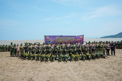 Kapolri Dikukuhkan Warga Kehormatan Kostrad