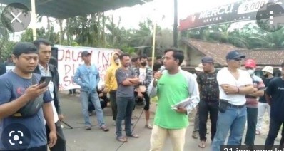 Kesal Jalan Rusak Warga Lanjutkan Blokir Jalan Menuju Pelabuhan Talang Duku