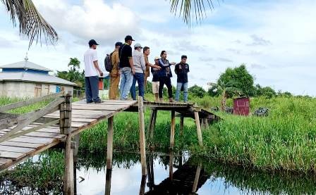 Ketua Komisi II DPRD Tanjab Barat, Tinjau Lokasi Banjir di Kecamatan Bram Itam