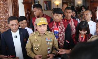 Gubernur Jambi Serahkan Tali Asih Bagi 7 Atlet Jambi Peraih Medali SEA Games Kamboja