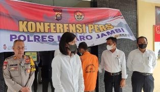 Bejat, Seorang Pimpinan Ponpes di Muaro Jambi Garap Santriwatinya