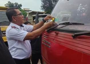 460 Unit Truk dan Angkutan Material serta Bus Pariwisata di Pasang Stiker Resmi
