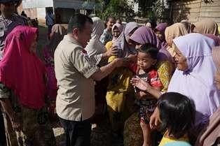 Tinjau Warga Selango yang Terdampak Banjir, Gubernur Al Haris Beri Motivasi Agar Tetap Tegar dan Sabar serta Gelontorkan 1 ton Beras