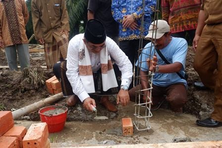 Peletakan Batu Pertama Madrasah di Betara, Bupati Anwar Sadat Ajak Semua Pihak Bersinergi Wujudkan Pendidikan Berkualitas