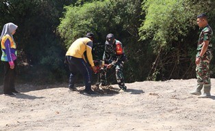 Sinergi Hijau di TMMD 129 Bojonegoro: Babinsa Kesongo dan DLH Keroyokan  Buat Lubang Tanam Pohon untuk Jaga Tanggul Sungai
