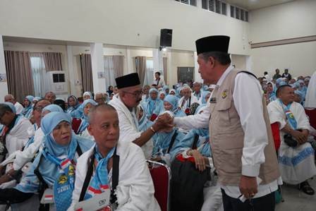 Pesan Wagub Sani Saat Lepas 444 JCH BTH 20, Sempurnakan Rukun Haji, Doakan Jambi dari Tanah Suci