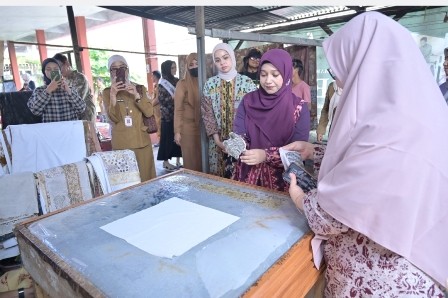 Upaya Penguatan SDM di Kota Jambi, Ketua Dekranasda Nadiyah Resmi Buka Pelatihan Keterampilan Membantik