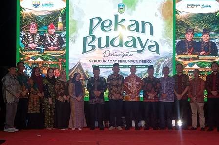 Wagub Abdullah Sani Tutup Pekan Budaya Sarolangun, Tekankan Budaya Sebagai Solusi Global  